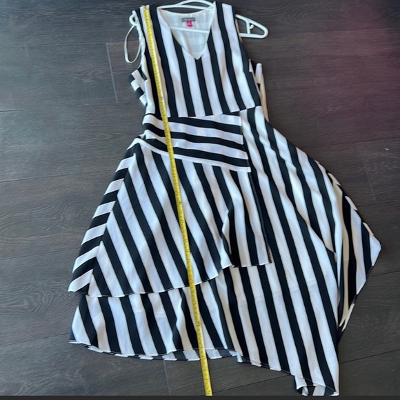 Gorgeous Vince Camuto asymmetrical dress - Picture 8 of 9
